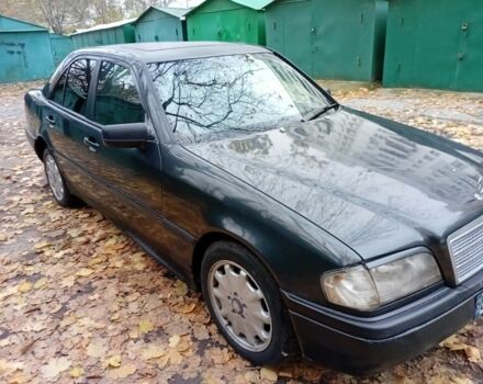 Серый Мерседес Ц-Класс, объемом двигателя 1.8 л и пробегом 500 тыс. км за 1900 $, фото 12 на Automoto.ua