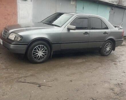 Серый Мерседес Ц-Класс, объемом двигателя 1.8 л и пробегом 400 тыс. км за 2100 $, фото 7 на Automoto.ua