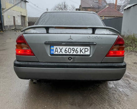 Серый Мерседес Ц-Класс, объемом двигателя 1.8 л и пробегом 400 тыс. км за 2100 $, фото 1 на Automoto.ua