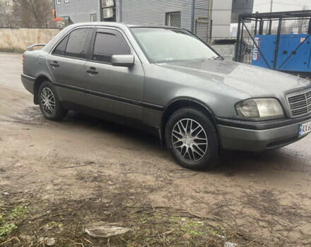 Серый Мерседес Ц-Класс, объемом двигателя 1.8 л и пробегом 400 тыс. км за 2100 $, фото 3 на Automoto.ua