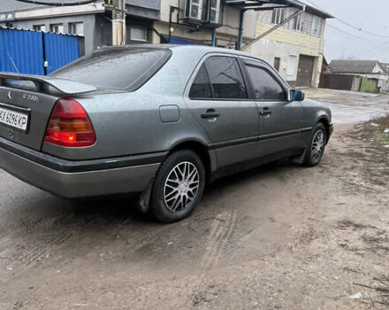 Серый Мерседес Ц-Класс, объемом двигателя 1.8 л и пробегом 400 тыс. км за 2100 $, фото 2 на Automoto.ua