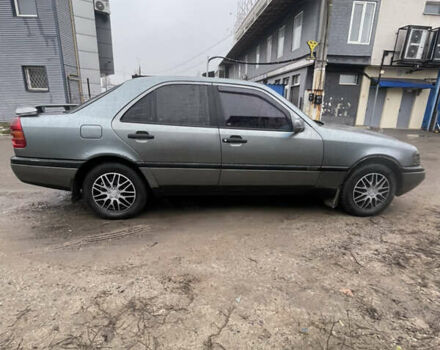 Серый Мерседес Ц-Класс, объемом двигателя 1.8 л и пробегом 400 тыс. км за 2100 $, фото 8 на Automoto.ua