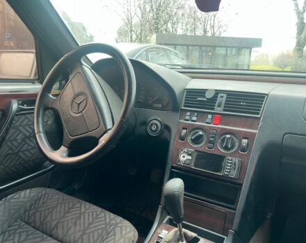 Сірий Мерседес Ц-Клас, об'ємом двигуна 1.8 л та пробігом 400 тис. км за 1450 $, фото 4 на Automoto.ua