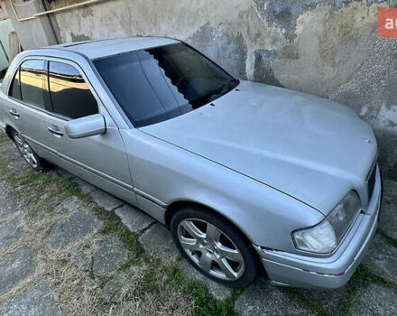 Серый Мерседес Ц-Класс, объемом двигателя 2 л и пробегом 330 тыс. км за 1500 $, фото 4 на Automoto.ua