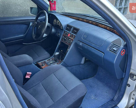 Серый Мерседес Ц-Класс, объемом двигателя 2 л и пробегом 330 тыс. км за 1500 $, фото 5 на Automoto.ua