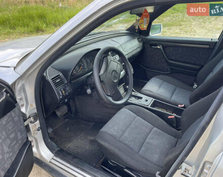 Мерседес Ц-Класс 1996 в Долине на Automoto.ua Серый Мерседес Ц-Класс, объемом двигателя 1.8 л и пробегом 237 тыс. км за 2000 $, фото 10 на Automoto.ua