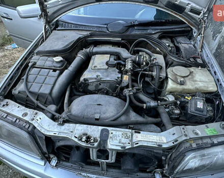 Серый Мерседес Ц-Класс, объемом двигателя 2 л и пробегом 330 тыс. км за 1500 $, фото 7 на Automoto.ua