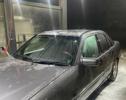 Серый Мерседес Ц-Класс, объемом двигателя 2 л и пробегом 323 тыс. км за 1900 $, фото 1 на Automoto.ua