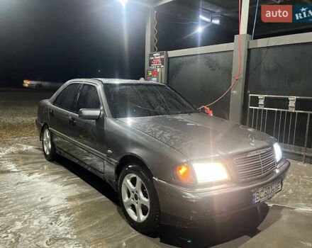 Сірий Мерседес Ц-Клас, об'ємом двигуна 2 л та пробігом 320 тис. км за 2300 $, фото 3 на Automoto.ua