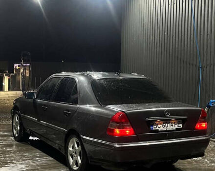 Сірий Мерседес Ц-Клас, об'ємом двигуна 2 л та пробігом 320 тис. км за 2300 $, фото 1 на Automoto.ua