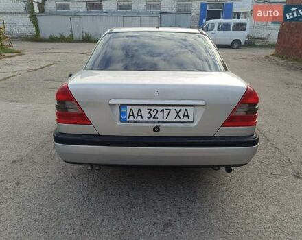 Серый Мерседес Ц-Класс, объемом двигателя 2 л и пробегом 335 тыс. км за 2000 $, фото 4 на Automoto.ua