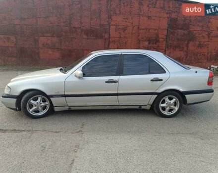 Серый Мерседес Ц-Класс, объемом двигателя 2 л и пробегом 335 тыс. км за 2000 $, фото 5 на Automoto.ua