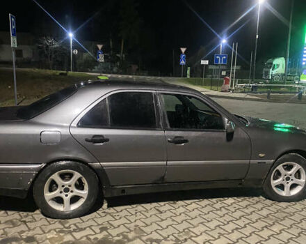 Серый Мерседес Ц-Класс, объемом двигателя 2 л и пробегом 323 тыс. км за 1900 $, фото 13 на Automoto.ua