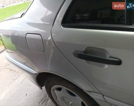 Серый Мерседес Ц-Класс, объемом двигателя 1.8 л и пробегом 306 тыс. км за 3700 $, фото 2 на Automoto.ua