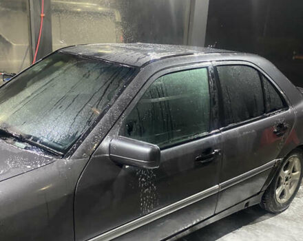 Серый Мерседес Ц-Класс, объемом двигателя 2 л и пробегом 323 тыс. км за 1900 $, фото 2 на Automoto.ua