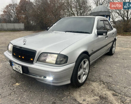 Серый Мерседес Ц-Класс, объемом двигателя 1.8 л и пробегом 296 тыс. км за 3500 $, фото 4 на Automoto.ua