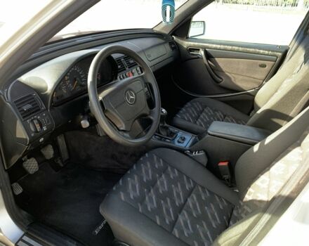 Серый Мерседес Ц-Класс, объемом двигателя 2 л и пробегом 187 тыс. км за 2900 $, фото 7 на Automoto.ua
