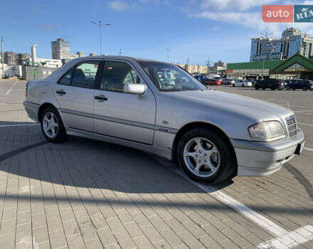 Серый Мерседес Ц-Класс, объемом двигателя 2 л и пробегом 187 тыс. км за 2900 $, фото 3 на Automoto.ua