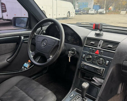Сірий Мерседес Ц-Клас, об'ємом двигуна 1.8 л та пробігом 300 тис. км за 1650 $, фото 8 на Automoto.ua