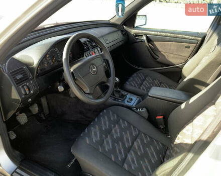 Серый Мерседес Ц-Класс, объемом двигателя 2 л и пробегом 187 тыс. км за 2900 $, фото 8 на Automoto.ua