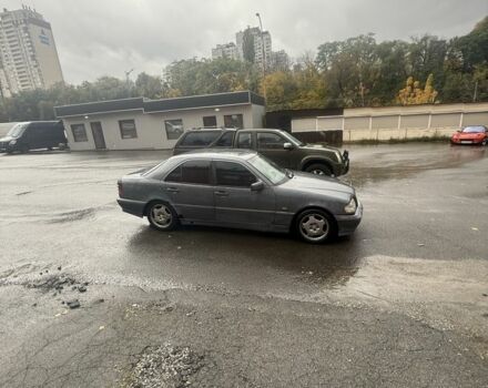 Серый Мерседес Ц-Класс, объемом двигателя 1.8 л и пробегом 480 тыс. км за 1750 $, фото 2 на Automoto.ua