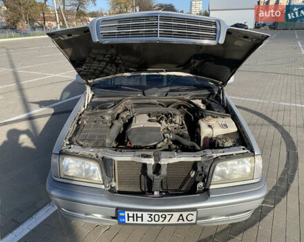 Серый Мерседес Ц-Класс, объемом двигателя 2 л и пробегом 187 тыс. км за 2900 $, фото 19 на Automoto.ua