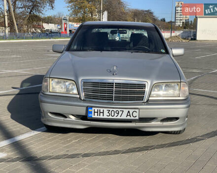 Серый Мерседес Ц-Класс, объемом двигателя 2 л и пробегом 187 тыс. км за 2900 $, фото 1 на Automoto.ua