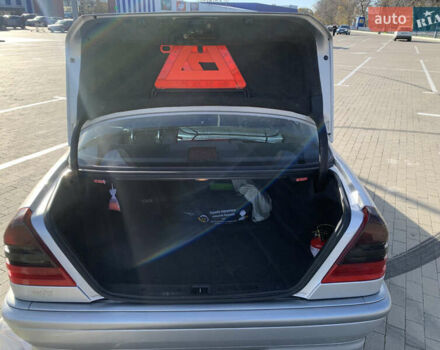 Серый Мерседес Ц-Класс, объемом двигателя 2 л и пробегом 187 тыс. км за 2900 $, фото 16 на Automoto.ua