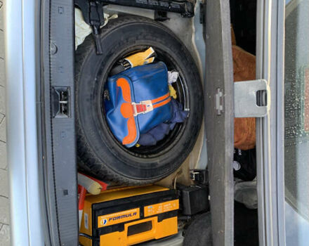 Серый Мерседес Ц-Класс, объемом двигателя 2 л и пробегом 187 тыс. км за 2900 $, фото 18 на Automoto.ua