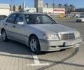 Серый Мерседес Ц-Класс, объемом двигателя 2 л и пробегом 187 тыс. км за 2900 $, фото 2 на Automoto.ua