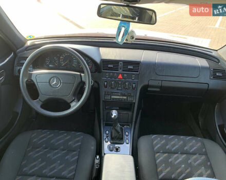 Серый Мерседес Ц-Класс, объемом двигателя 2 л и пробегом 187 тыс. км за 2900 $, фото 14 на Automoto.ua