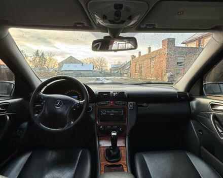 Серый Мерседес Ц-Класс, объемом двигателя 2 л и пробегом 333 тыс. км за 3899 $, фото 3 на Automoto.ua