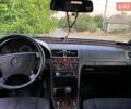 Сірий Мерседес Ц-Клас, об'ємом двигуна 2 л та пробігом 250 тис. км за 2550 $, фото 7 на Automoto.ua