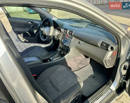 Серый Мерседес Ц-Класс, объемом двигателя 1.8 л и пробегом 250 тыс. км за 3950 $, фото 31 на Automoto.ua