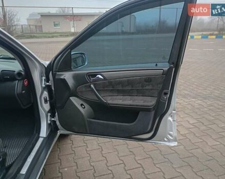 Сірий Мерседес Ц-Клас, об'ємом двигуна 1.8 л та пробігом 350 тис. км за 3999 $, фото 17 на Automoto.ua