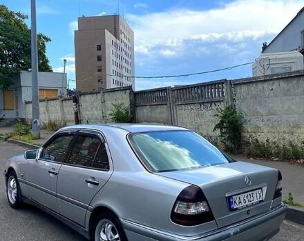 Сірий Мерседес Ц-Клас, об'ємом двигуна 2 л та пробігом 250 тис. км за 2550 $, фото 2 на Automoto.ua