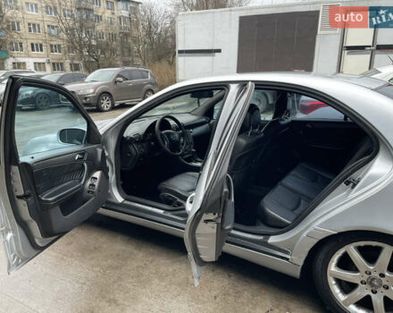 Серый Мерседес Ц-Класс, объемом двигателя 2.15 л и пробегом 300 тыс. км за 3400 $, фото 13 на Automoto.ua