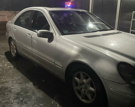 Серый Мерседес Ц-Класс, объемом двигателя 2 л и пробегом 284 тыс. км за 3700 $, фото 2 на Automoto.ua