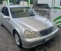 Сірий Мерседес Ц-Клас, об'ємом двигуна 2 л та пробігом 400 тис. км за 2500 $, фото 1 на Automoto.ua