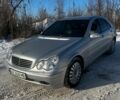 Серый Мерседес Ц-Класс, объемом двигателя 2 л и пробегом 303 тыс. км за 4000 $, фото 1 на Automoto.ua