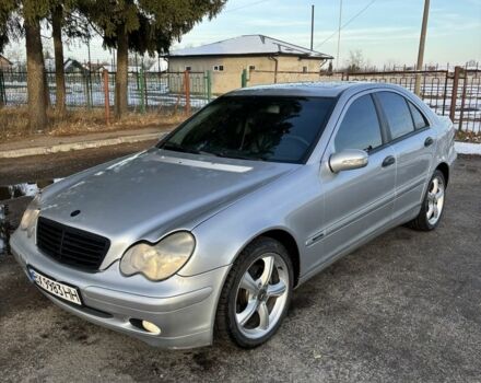 Серый Мерседес Ц-Класс, объемом двигателя 2 л и пробегом 333 тыс. км за 3900 $, фото 1 на Automoto.ua