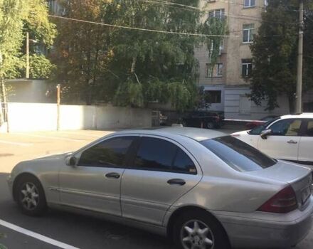 Серый Мерседес Ц-Класс, объемом двигателя 2 л и пробегом 365 тыс. км за 2500 $, фото 1 на Automoto.ua