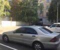 Серый Мерседес Ц-Класс, объемом двигателя 2 л и пробегом 365 тыс. км за 2500 $, фото 1 на Automoto.ua