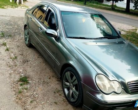Серый Мерседес Ц-Класс, объемом двигателя 2 л и пробегом 270 тыс. км за 5000 $, фото 2 на Automoto.ua