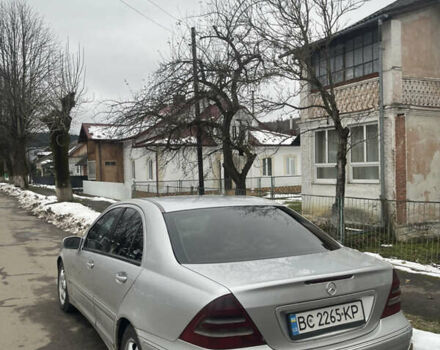 Сірий Мерседес Ц-Клас, об'ємом двигуна 2.2 л та пробігом 300 тис. км за 2700 $, фото 3 на Automoto.ua