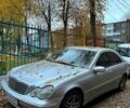 Серый Мерседес Ц-Класс, объемом двигателя 2 л и пробегом 313 тыс. км за 4300 $, фото 1 на Automoto.ua