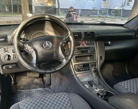 Серый Мерседес Ц-Класс, объемом двигателя 2.1 л и пробегом 424 тыс. км за 4500 $, фото 5 на Automoto.ua
