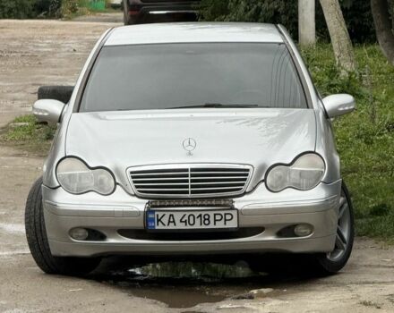 Мерседес Ц-Клас 2001 у Києві на Automoto.ua Сірий Мерседес Ц-Клас, об'ємом двигуна 2 л та пробігом 195 тис. км за 4500 $, фото 1 на Automoto.ua