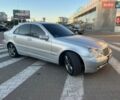 Сірий Мерседес Ц-Клас, об'ємом двигуна 2 л та пробігом 200 тис. км за 2999 $, фото 1 на Automoto.ua