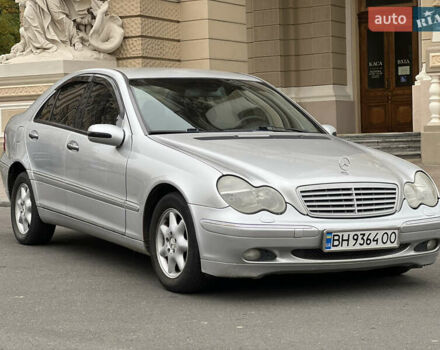 Серый Мерседес Ц-Класс, объемом двигателя 2 л и пробегом 200 тыс. км за 3800 $, фото 2 на Automoto.ua